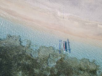 Drohnenansicht eines am Strand von Bali, Indonesien, vertäuten Auslegers - KNTF03486