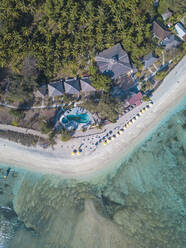 Luftaufnahme von Bäumen am Strand auf der Insel Gili-Air, Bali, Indonesien - KNTF03487