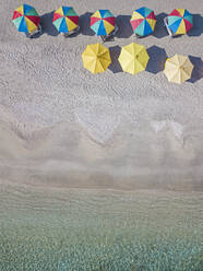 Drohnenaufnahme von bunten Sonnenschirmen am Strand, Bali, Indonesien - KNTF03494