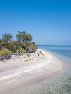 Luftaufnahme der Insel Gili-Air gegen einen klaren blauen Himmel an einem sonnigen Tag, Bali, Indonesien - KNTF03499