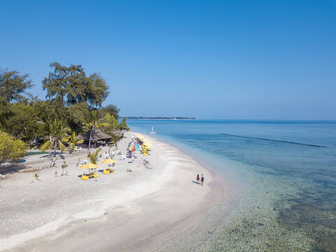 Drohnenansicht der Insel Gili-Air gegen einen klaren blauen Himmel an einem sonnigen Tag, Bali, Indonesien, lizenzfreies Stockfoto