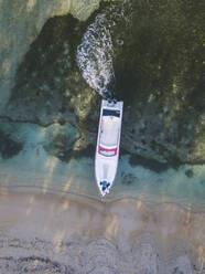 Luftaufnahme eines am Ufer vertäuten Bootes auf der Insel Gili-Air, Bali, Indonesien - KNTF03501