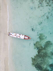 Drohnenaufnahme eines am Ufer vertäuten Bootes auf der Insel Gili-Air, Bali, Indonesien - KNTF03503