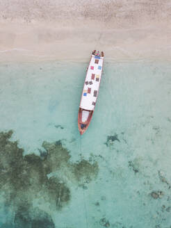 Drohnenaufnahme eines am Strand der Insel Gili-Air, Bali, Indonesien, vertäuten Bootes - KNTF03504