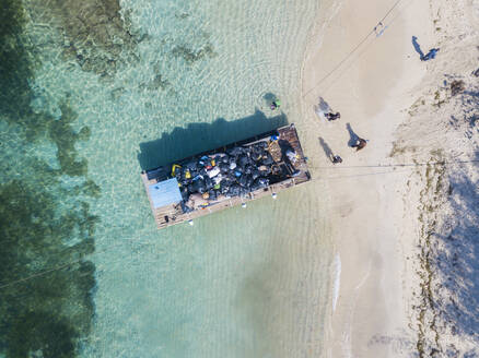 Luftaufnahme eines Pontons zum Transport von Müll auf den Gili-Inseln, Bali, Indonesien - KNTF03506