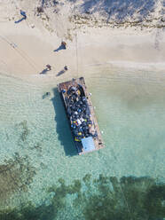 Drohnenaufnahme eines Pontons, der Müll auf den Gili-Inseln, Bali, Indonesien, transportiert - KNTF03507