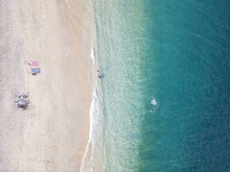 Drohnenaufnahme vom Strand der Insel Gili-Air, Bali, Indonesien - KNTF03508