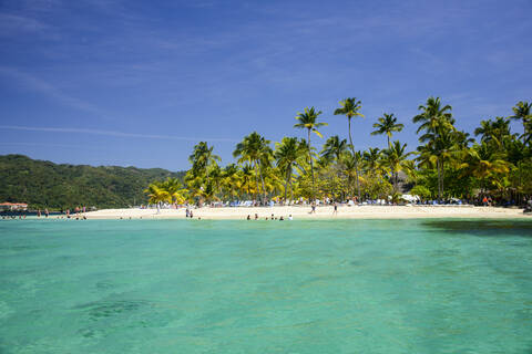 Landschaftliche Ansicht von Palmen am Strand vor blauem Himmel auf der Halbinsel Samana, Dominikanische Republik, lizenzfreies Stockfoto