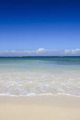 Blick auf das Meer vor blauem Himmel an einem sonnigen Tag, Playa Grande, Dominikanische Republik - RUNF03271