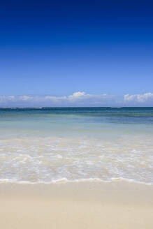 Blick auf das Meer vor blauem Himmel an einem sonnigen Tag, Playa Grande, Dominikanische Republik - RUNF03271