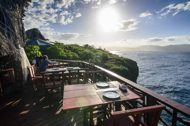 Stühle und Tische im Restaurant El Cabito am Meer gegen den Himmel, Halbinsel Samana, Dominikanische Republik - RUNF03280