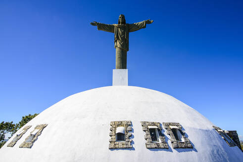 Niedriger Blickwinkel auf die Christus-Erlöser-Statue gegen den klaren blauen Himmel an einem sonnigen Tag, Puerto Plata, Dominikanische Republik - RUNF03295