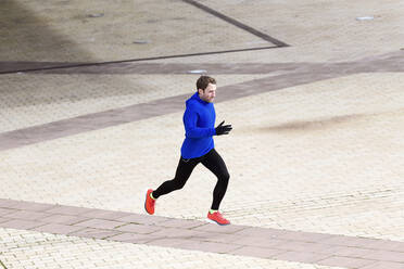 Jogger läuft auf einer Straße - JSRF00638