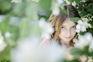 Portrait of girl in the garden - STBF00408