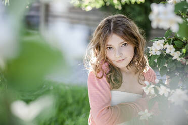 Porträt eines Mädchens im Garten - STBF00417