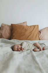 Baby schläft im Bett - JOHF00995