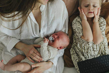 Mother with children - JOHF01001