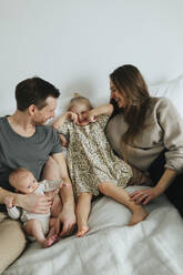 Family on bed - JOHF01008