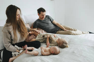 Familie im Bett - JOHF01010