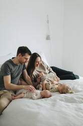 Family on bed - JOHF01013