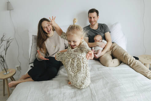 Familie im Bett - JOHF01015