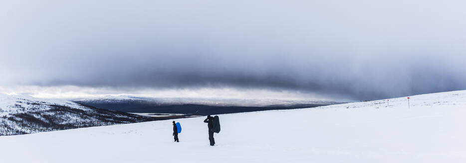 Wanderer im winterlichen Gebirge - JOHF01026