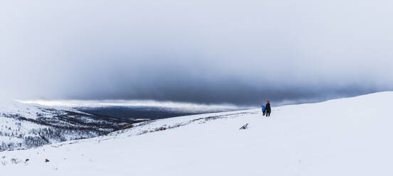 Wanderer im winterlichen Gebirge - JOHF01027