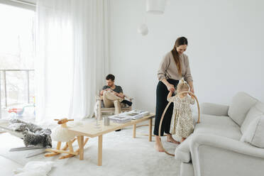 Familie im Wohnzimmer - JOHF01064