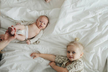 Kids on bed - JOHF01073