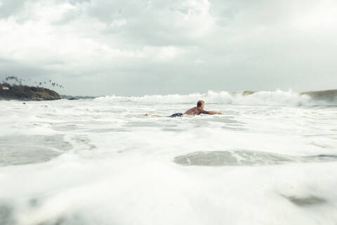 Mann surft, lizenzfreies Stockfoto
