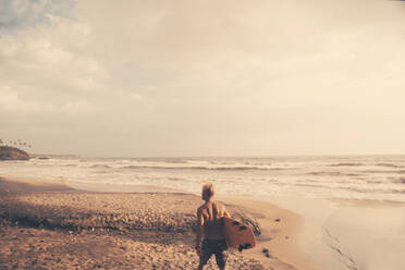 Surfer am Strand - JOHF01103