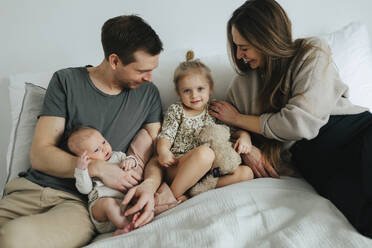 Familie im Bett - JOHF01116