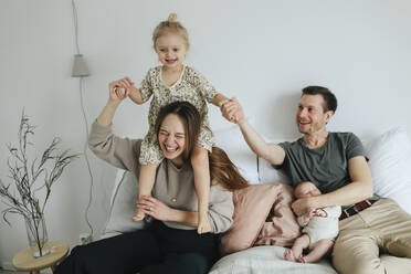 Familie im Bett - JOHF01119