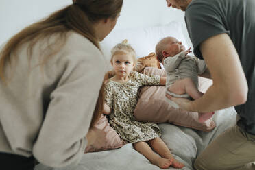 Familie im Bett - JOHF01121