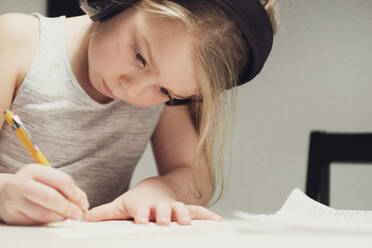 Girl writing - JOHF01164