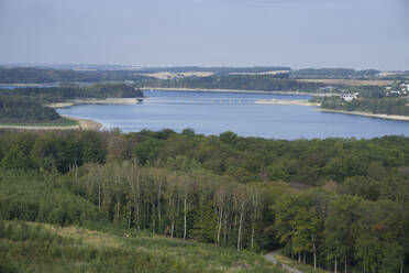 Hoher Blickwinkel auf das Meer inmitten des Landes gegen den Himmel an einem sonnigen Tag, Delecke, Nordrhein-Westfalen, Deutschland - WIF04066