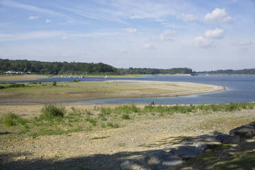 Landschaftlicher Blick auf das Meer gegen den Himmel an einem sonnigen Tag, Delecke, Nordrhein-Westfalen, Deutschland - WIF04068