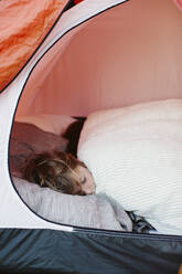 Schlafender Junge im Zelt - JOHF01174