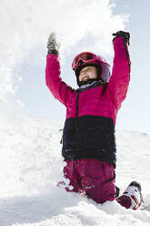 Mädchen spielt mit Schnee - JOHF01179