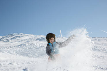 Junge beim Skifahren in den Bergen - JOHF01181