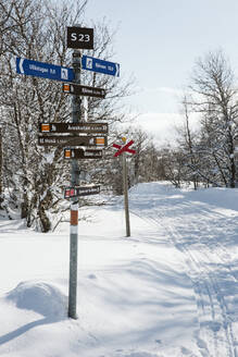 Wegweiser im Skigebiet - JOHF01183