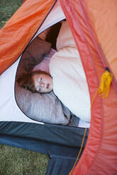 Schlafender Junge im Zelt - JOHF01187