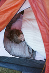 Schlafender Junge im Zelt - JOHF01188