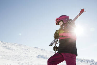 Mädchen mit Skiern in den Bergen - JOHF01207