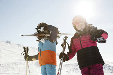 Kinder beim Skifahren in den Bergen - JOHF01209