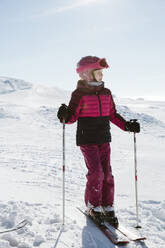 Mädchen beim Skifahren in den Bergen - JOHF01210