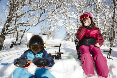 Kinder ruhen sich beim Skifahren aus - JOHF01213