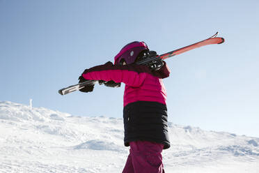 Mädchen trägt Skier in den Bergen - JOHF01215