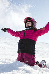 Mädchen spielt mit Schnee - JOHF01218