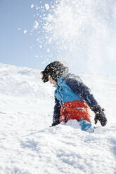 Junge spielt mit Schnee - JOHF01219